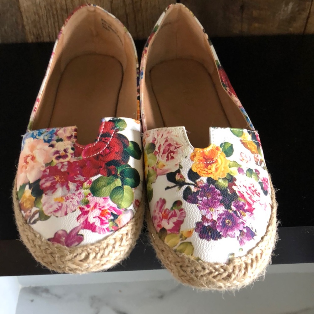 Floral flats - Picture 2 of 5